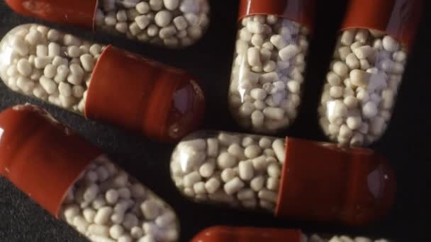Close up com enzimas pílulas rotativas . — Vídeo de Stock