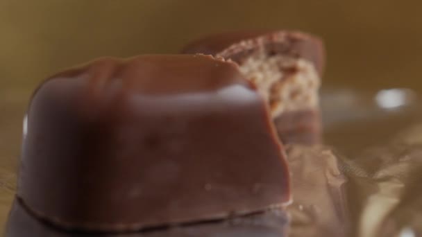 Chocolate roto caramelo primer plano — Vídeos de Stock