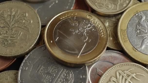 Monedas de diferentes países — Vídeo de stock