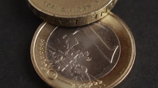 Pièces de monnaie et pièces en euros avec macro shot — Video