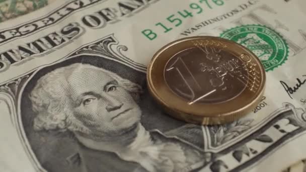 Moneda en euros y fondo de billetes en dólares. Concepto financiero . — Vídeos de Stock