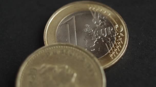 Pièces de monnaie et pièces en euros avec macro shot — Video