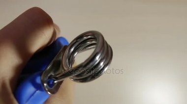 Adam el kavrama sıkar, el, parmak, bilek, kol kasları güçlendirir.