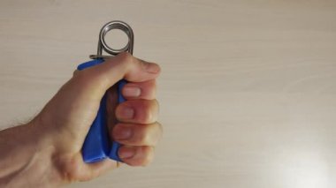 Adam el kavrama sıkar, el, parmak, bilek, kol kasları güçlendirir.