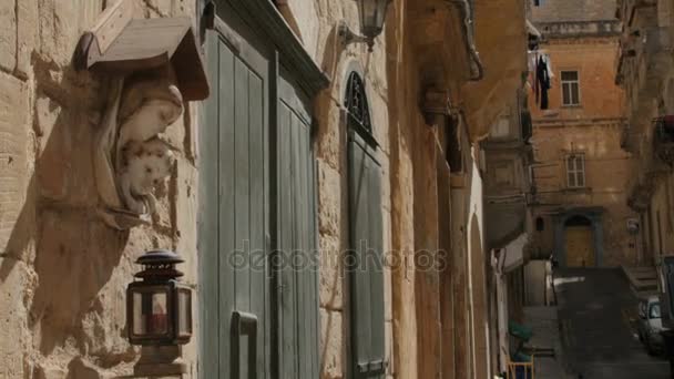 Valletta, Malta 07-03-2016. Smal straatje in Valletta - de hoofdstad van Malta. — Stockvideo