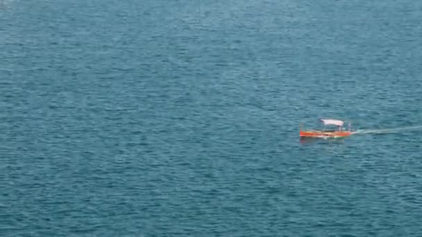多彩小机动船在大海中. — 图库视频影像