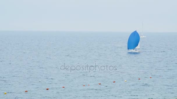Ein Segelboot am Horizont im wunderschönen Mittelmeer. — Stockvideo