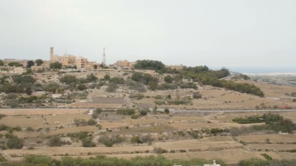 Hügelige Landschaft mit farbenfrohen landwirtschaftlichen Flächen der Insel Malta. — Stockvideo