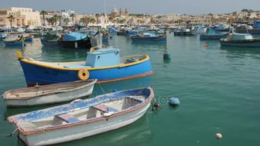 MARSAXLOKK, Malta - 6 Temmuz 2016: Güzel balıkçı köy mimarisi ile çapa bir koyda, renkli tekneler
