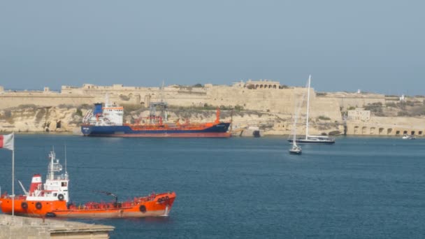 La Valeta, Malta 4 de julio de 2016. Barcos y barcos en puerto . — Vídeos de Stock