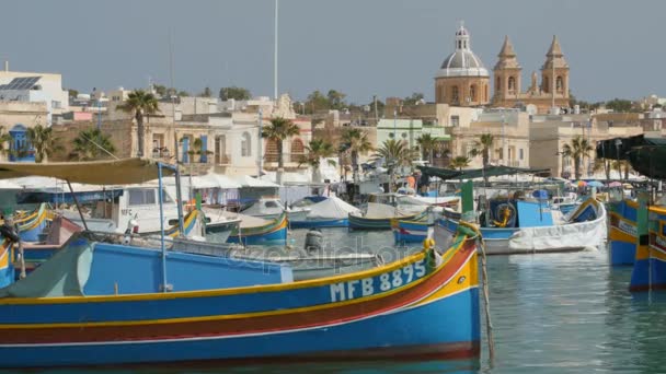 Marsaxlokk, Μάλτα - 6 Ιουλίου 2016: Αρχιτεκτονική της Βαβατσινιάς όμορφο ψαροχώρι με χρωματιστές βάρκες για αγκυροβολημένο σε έναν κόλπο — Αρχείο Βίντεο