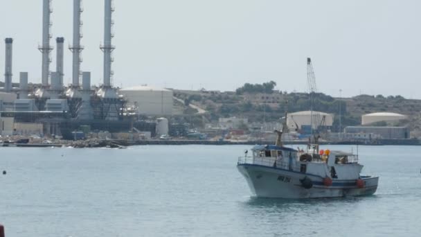 Marsaxlokk, Malta - 6 juli 2016. Fiskebåtarna i hamnen. — Stockvideo