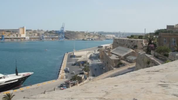 Valletta, Malta - červenec 2016: Alfa Nero je jedním z největších soukromých motorových jachet, měření v délce 82 metrů. — Stock video