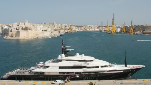 Valletta, Malta - Juli 2016: Alfa Nero er en af de største private motoryachter, der måler 82 meter i længden . – Stock-video