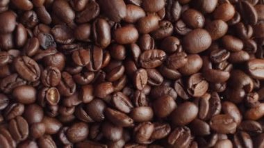 Kahvenin üzerinde dönen closeup standı