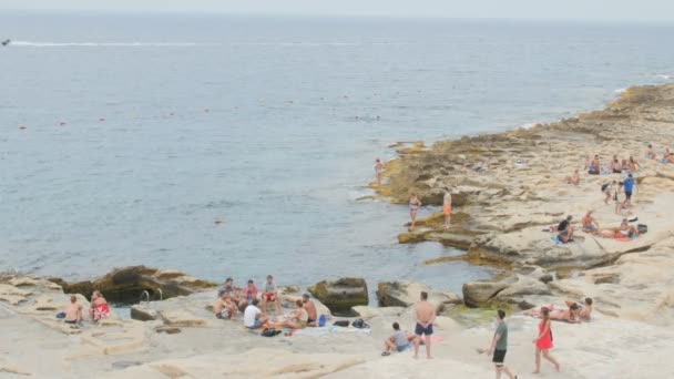 Sliema, Malta 02 juli 2016.Rocky strand. — Stockvideo