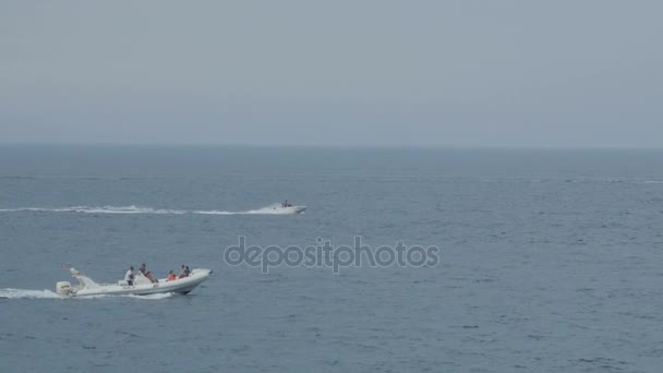 Sliema, Malta-02 juli 2016.Motor boten op zee. — Stockvideo