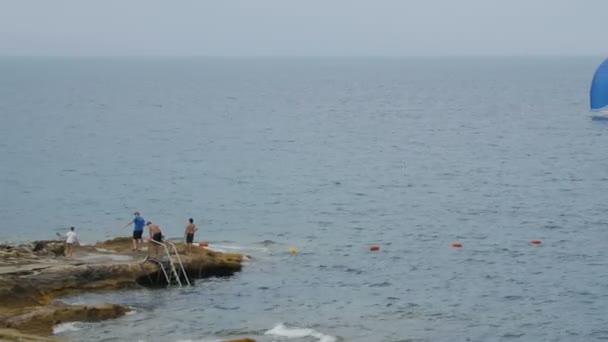 Sliema, Malta juli 02 2016.Rocky seashore. — Stockvideo