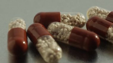 Tablo, metalik arka plan üzerinde dönen tıp hapları yerleştirilir.