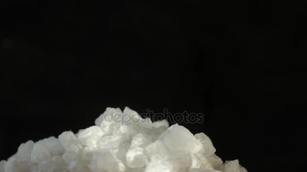 Extremo close-up de cristais de sal marinho . — Vídeo de Stock