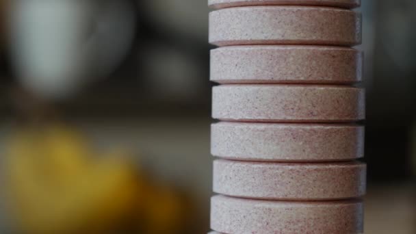 Colunas de comprimidos roxos solúveis — Vídeo de Stock