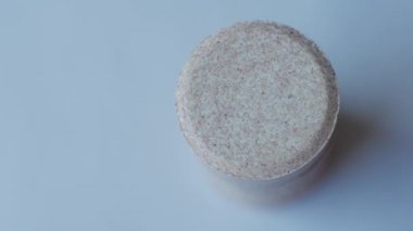 Çözünür mor tablet üstten görünüm, sütunları kapatın.