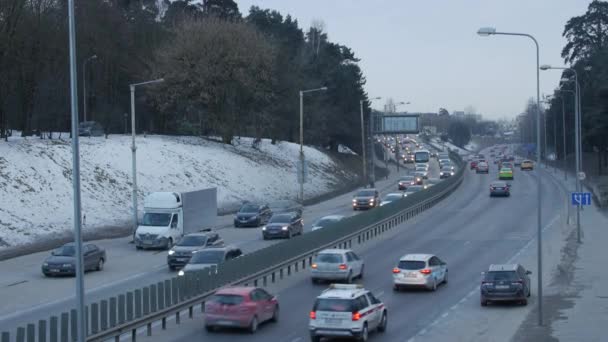 Vilnius, Litauen - 9. Februar 2017: Stau auf einer Stadtautobahn. — Stockvideo