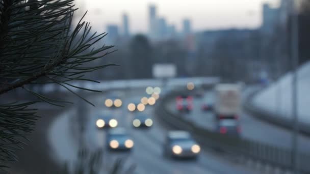 Ur fokus trafikljus av bilar på sreet. — Stockvideo