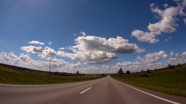 Conduire une voiture sur une route de campagne - POV - Point de vue avant - pare-brise . — Video