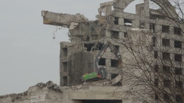 Demolição de edifícios com escavadeira hidráulica — Vídeo de Stock