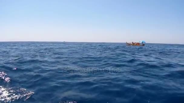 Човен рухається в морі бризкаючи воду . — стокове відео