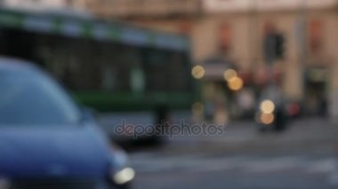 Arabalar ve arka plan bulanık ile gece şehirde sokakta yürüyen insanlar