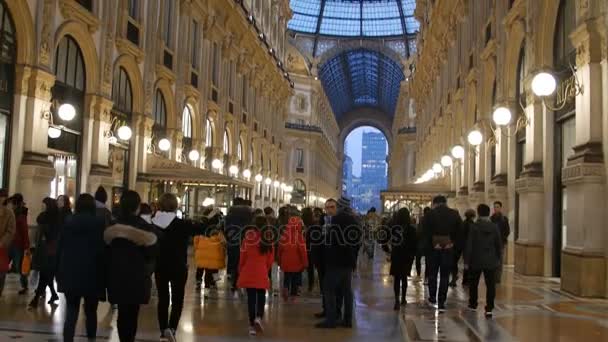 Мілан, Італія — 22 лютого 2017: Унікальний вид галереї Вітторіо Емануеля ІІ у Мілані. — стокове відео