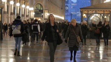 Milan, İtalya - 22 Şubat 2017: Galleria Vittorio Emanuele II'nin içinde Milan, benzersiz görünümü.