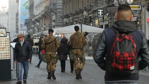 Μιλάνο, Ιταλία - 22 Φεβρουαρίου 2017: Οδός περιπολούν στρατιώτες — Αρχείο Βίντεο