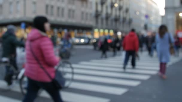 Coches y personas caminando en la calle en la ciudad por la noche con un fondo borroso — Vídeos de Stock