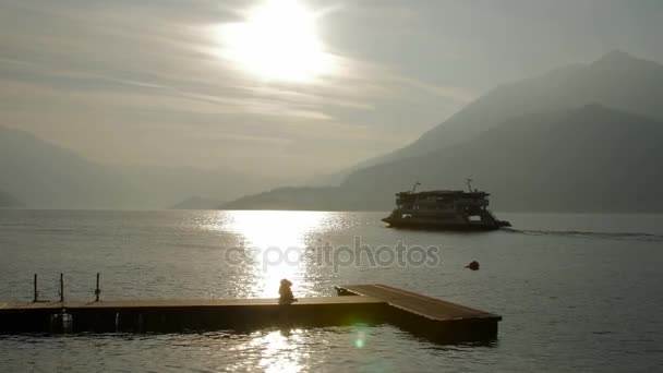 Verano puesta del sol como ferry lago — Vídeo de stock