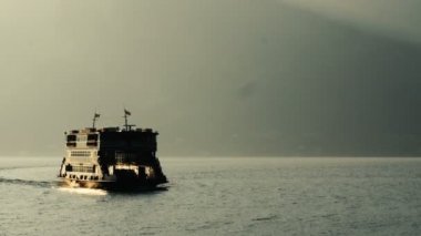 Akşam aydınlatma zıt gölde yüzmek feribot.