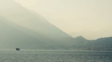 Yüzme göle, akşam aydınlatma zıt feribot. Lake Como, İtalya.