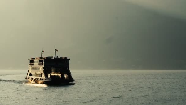 Ferry nadar en el lago, contrastando la iluminación de la noche . — Vídeos de Stock