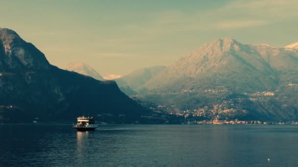 Boote, die durch einen Bergsee fahren. Comer see, italien. — Stockvideo