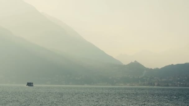 Ferry nadar no lago, contrastando a iluminação da noite. Lago de Como, Itália . — Vídeo de Stock