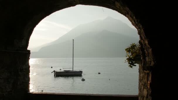 Barco no Lago de Como ao pôr-do-sol . — Vídeo de Stock