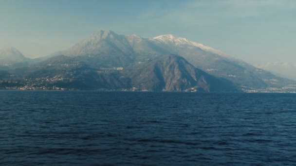 Panoramablick auf den comer see, die alpen über. — Stockvideo