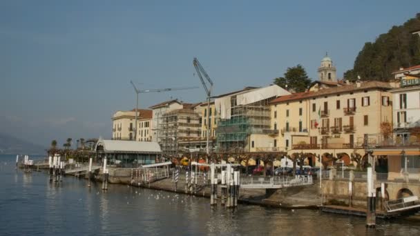 BELLAGIO, ITALIA - CIRCA Febrero 2017: muelle del pueblo de Bellagio en el lago Como, Lombardía, Italia. Vista de la costa desde el ferry . — Vídeo de stock