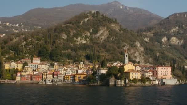 Las hermosas orillas del Lago de Como con la ciudad de Varenna . — Vídeo de stock