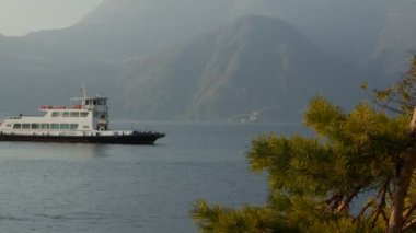 Lake Como, İtalya - 28 Şubat 2017: bir dağ gölü yelkenli tekneler.