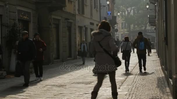 Lecco, Italien - 22 februari 2017: Walking street i centrum Lecco. — Stockvideo