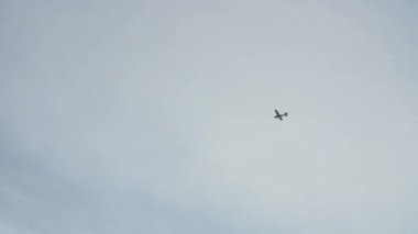 Küçük uçak uçuyor.