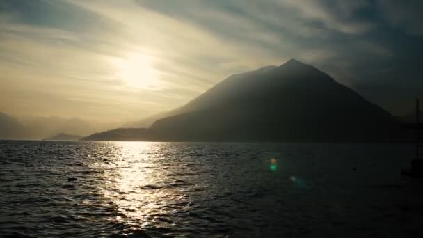Βουνά και τη λίμνη στο βραδινό φως του Δύοντος ηλίου. — Αρχείο Βίντεο